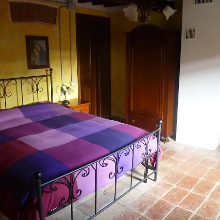 Casolare Fratina بيت ضيافة 3*